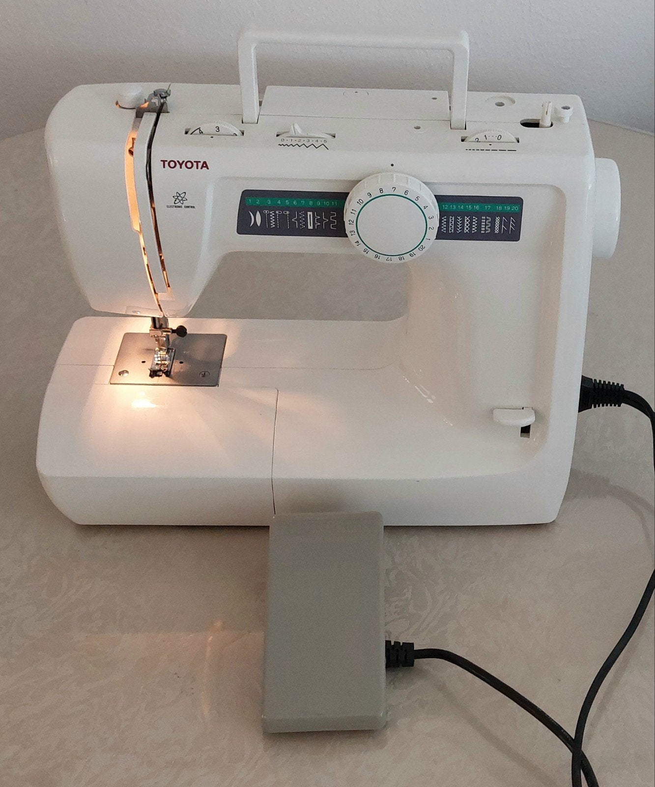 Toyota KB16 naaimachine, Hobby en Vrije tijd, Naaimachines en Toebehoren, Ophalen of Verzenden, Zo goed als nieuw, Naaimachine