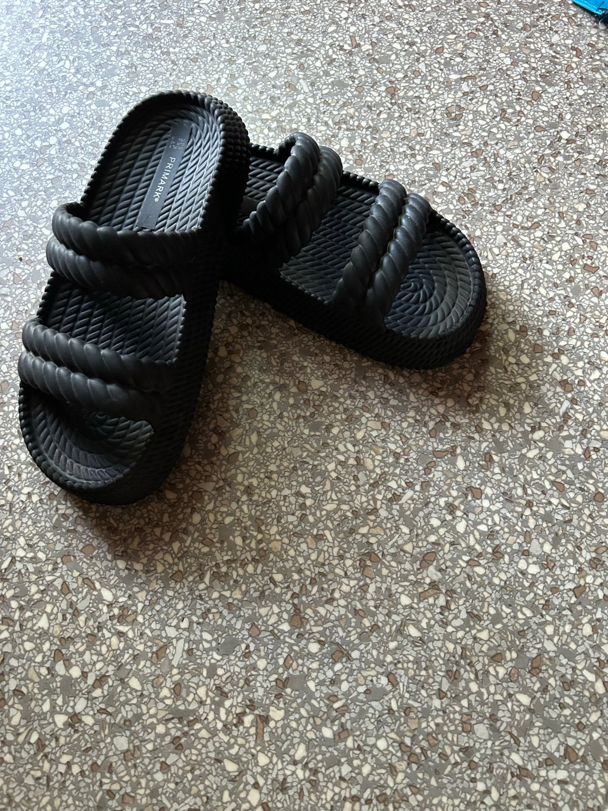 Leuke zwarte slippers met gevlochten banden, Ophalen, Zo goed als nieuw, Zwart, Slippers