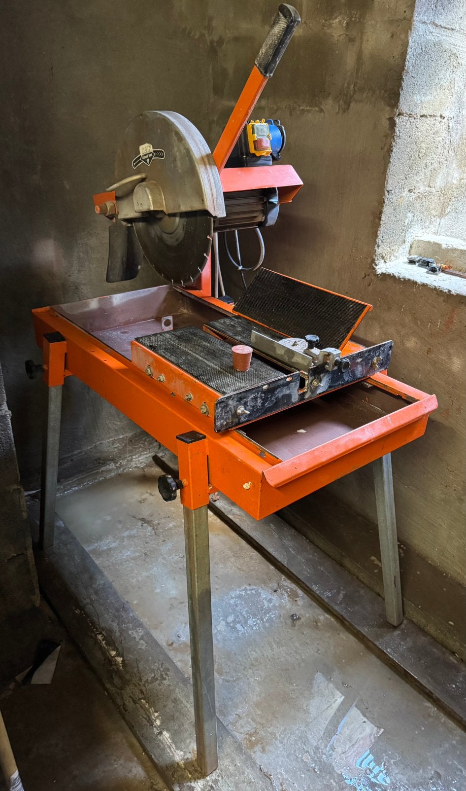 STEENZAAGMACHINE, Ophalen, Zo goed als nieuw, 1200 watt of meer, 70 mm of meer