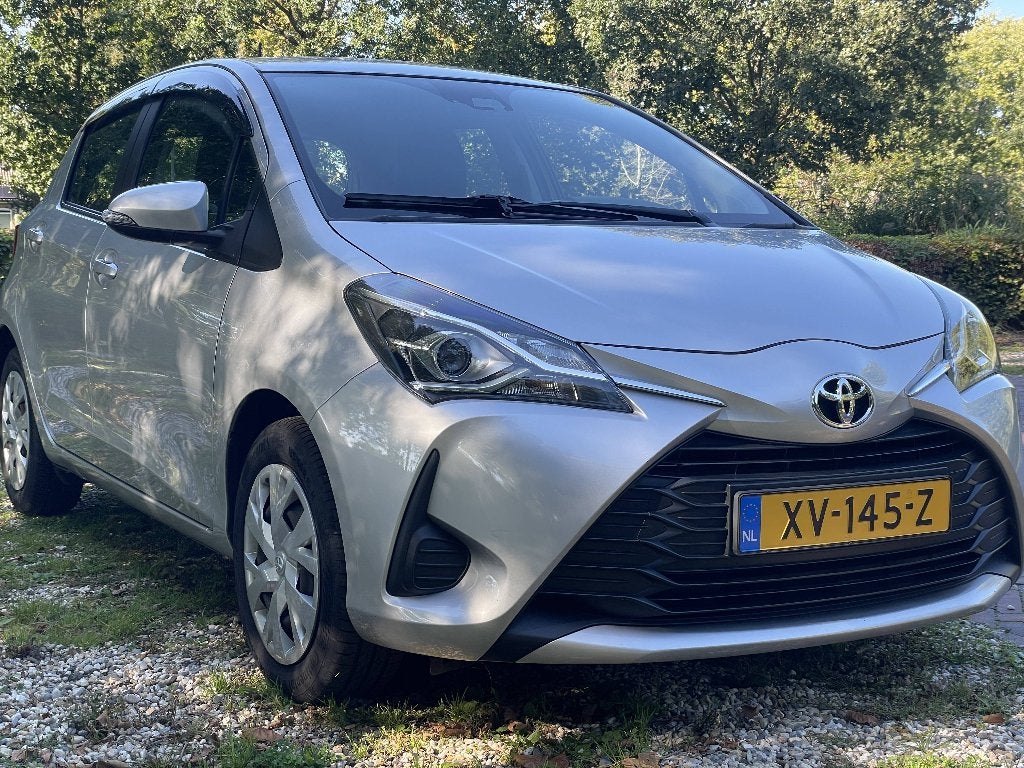 Toyota Yaris 1.5 Vvt-i 111pk 5D CVT 2019 Grijs, Auto's, Stof, 40 €/maand, 4 cilinders, Origineel Nederlands