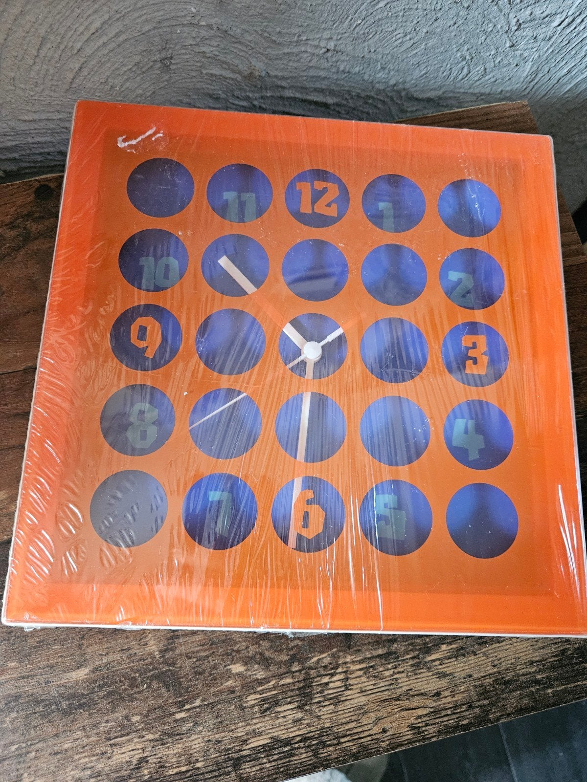 Nieuwe vintage jaren 70 Wandklok - Oranje met Blauwe Cijfers, Huis en Inrichting, Wandklok, Nieuw, Ophalen of Verzenden, Analoog en Digitaal