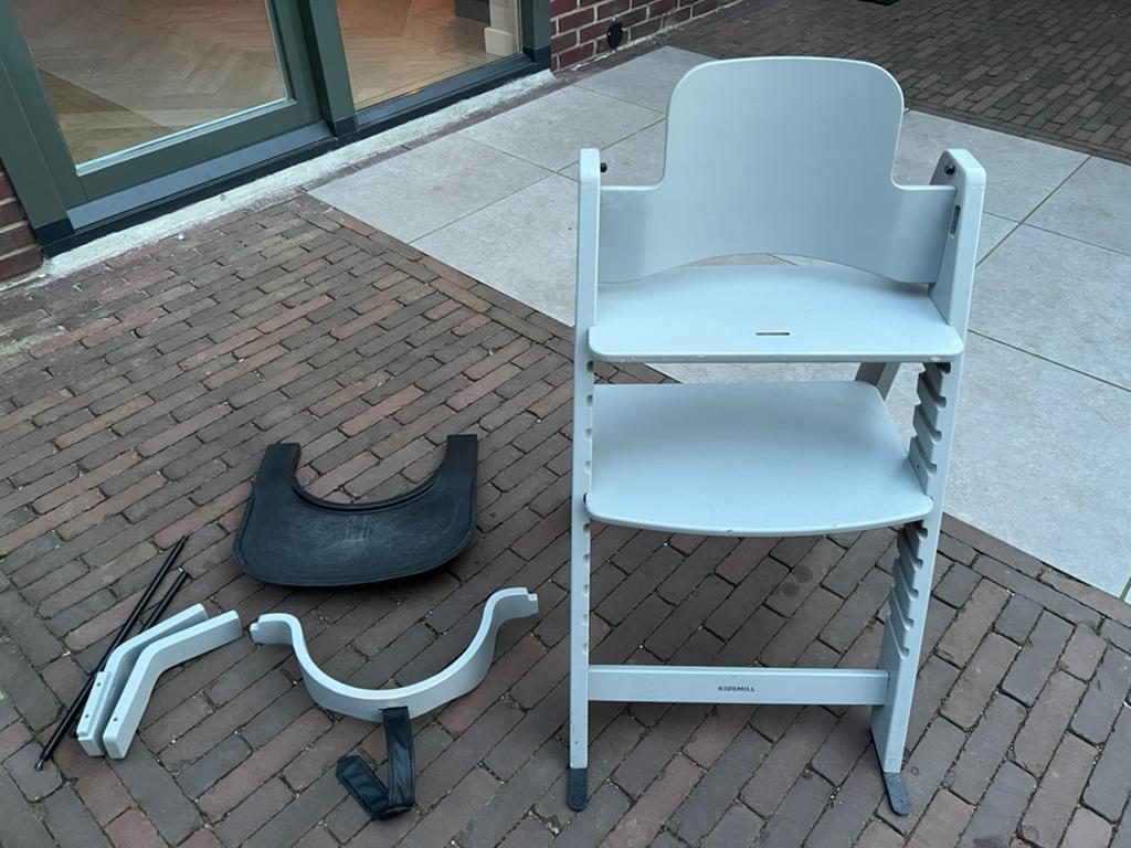 Grijze Kidsmill baby meegroeistoel, Kinderen en Baby's, Kinderstoelen, Ophalen, Gebruikt, Meegroeistoel, Gordel(s)