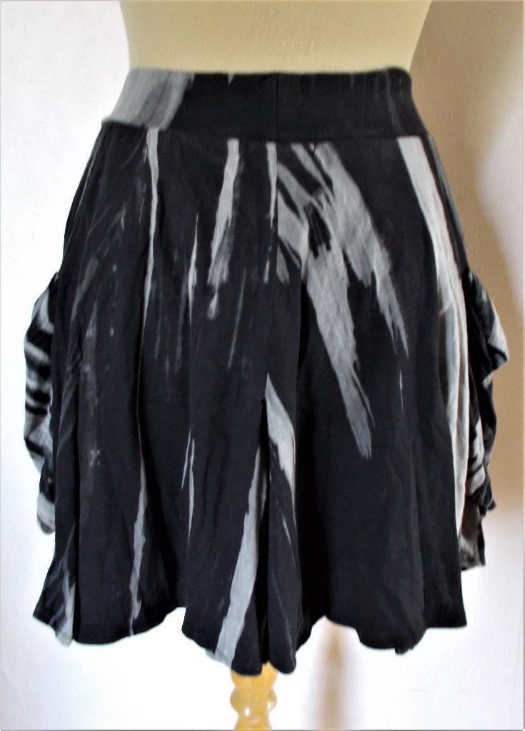 Apart tie-dye zwart/grijs rokje van Italiaanse merk Trust! L, Maat 38/40 (M), Verzenden, Zo goed als nieuw, Grijs