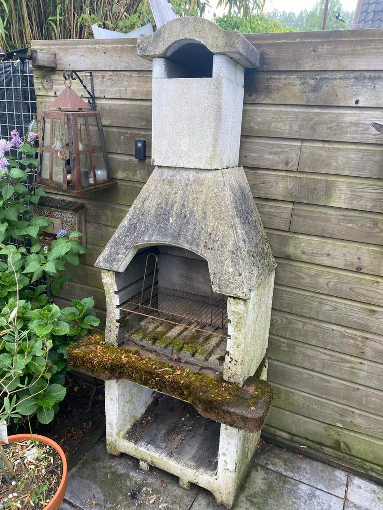 Betonnen Tuinbarbecue met Schoorsteen, Tuin en Terras, Houtskoolbarbecues, Ophalen, Gebruikt, Met accessoires