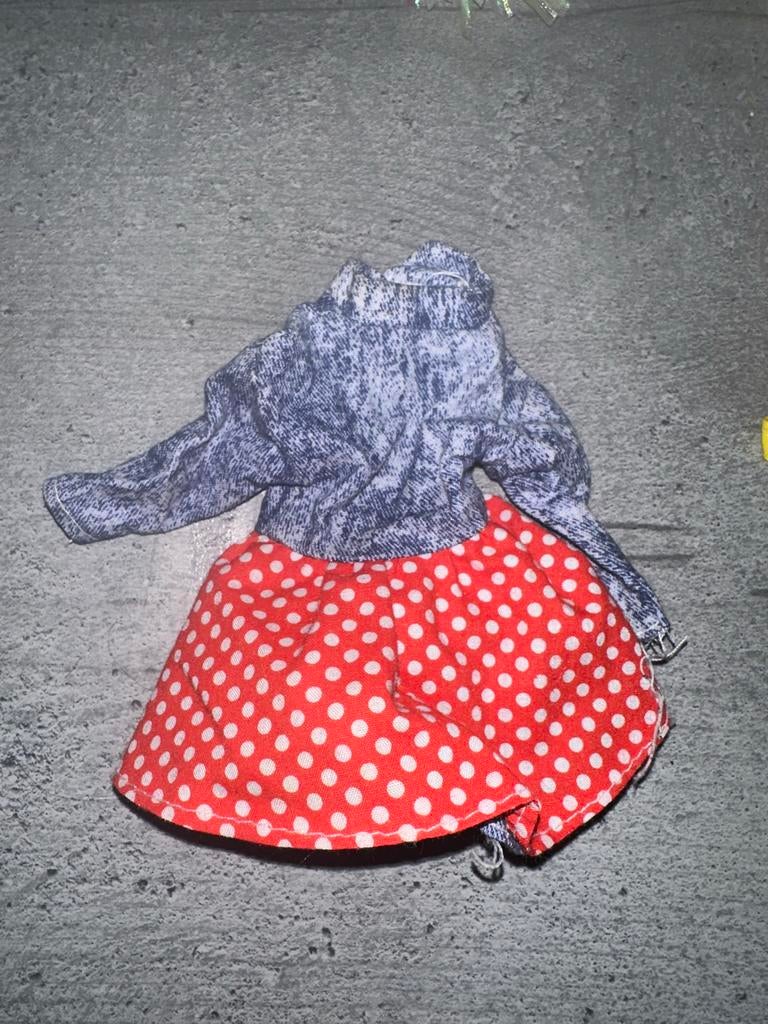618 Barbie jurk met spijkerjasje en rode stippenrok, Ophalen of Verzenden, Gebruikt