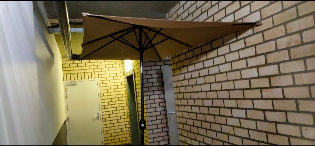 Zo goed als nieuwe parasol