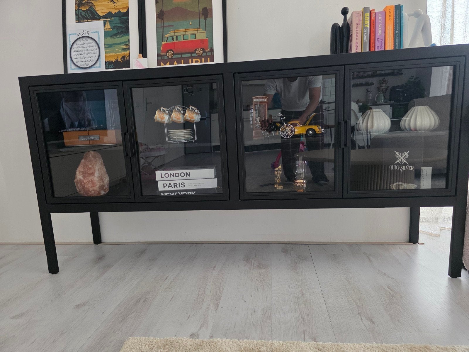 Zwart metalen dressoir vitrine met glas  - Zo goed als nieuw, Ophalen of Verzenden