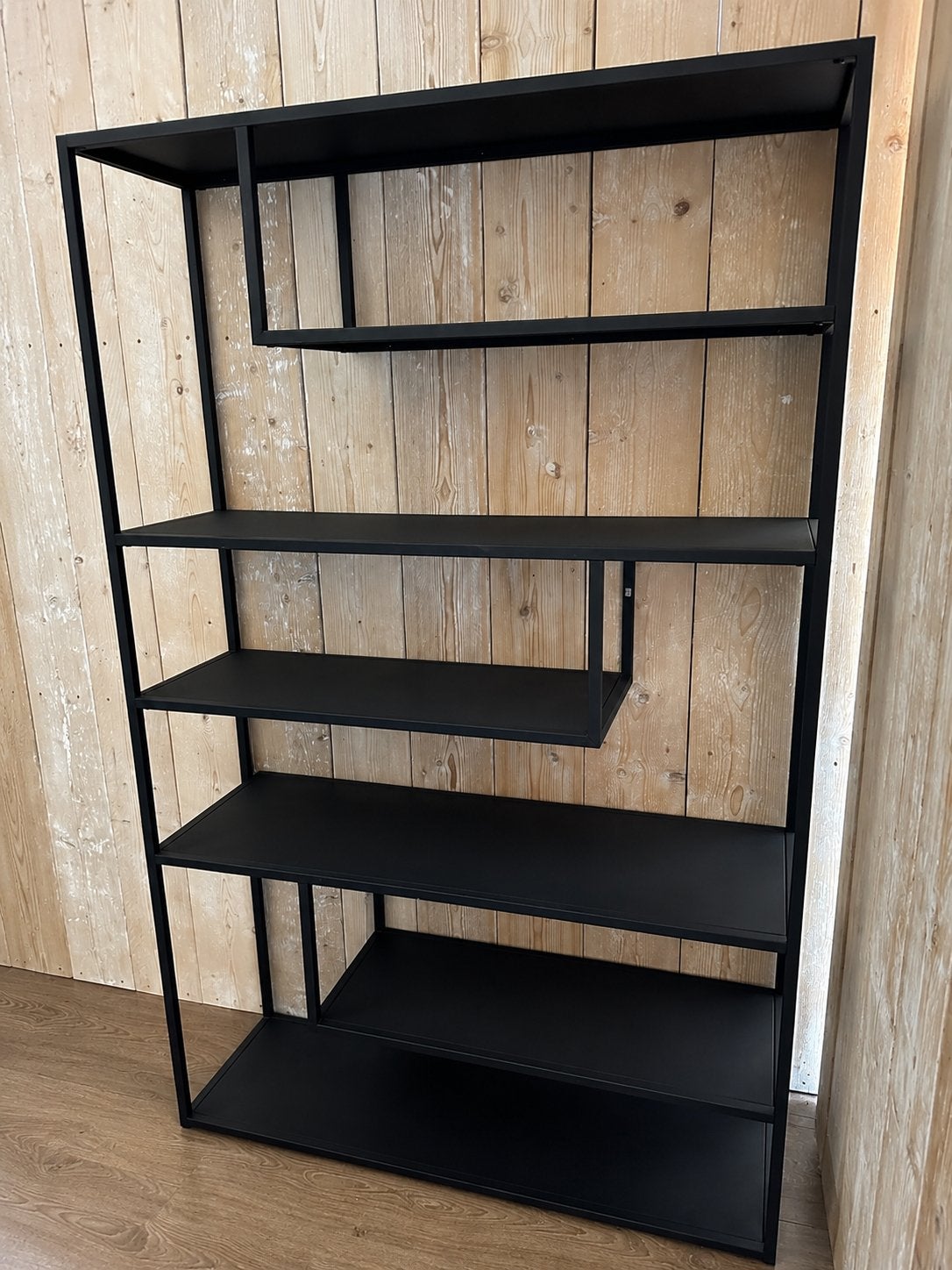Woood Teun vakkenkast XL - Zwart metaal, Huis en Inrichting, Ophalen, Met plank(en), 100 tot 150 cm, Nieuw