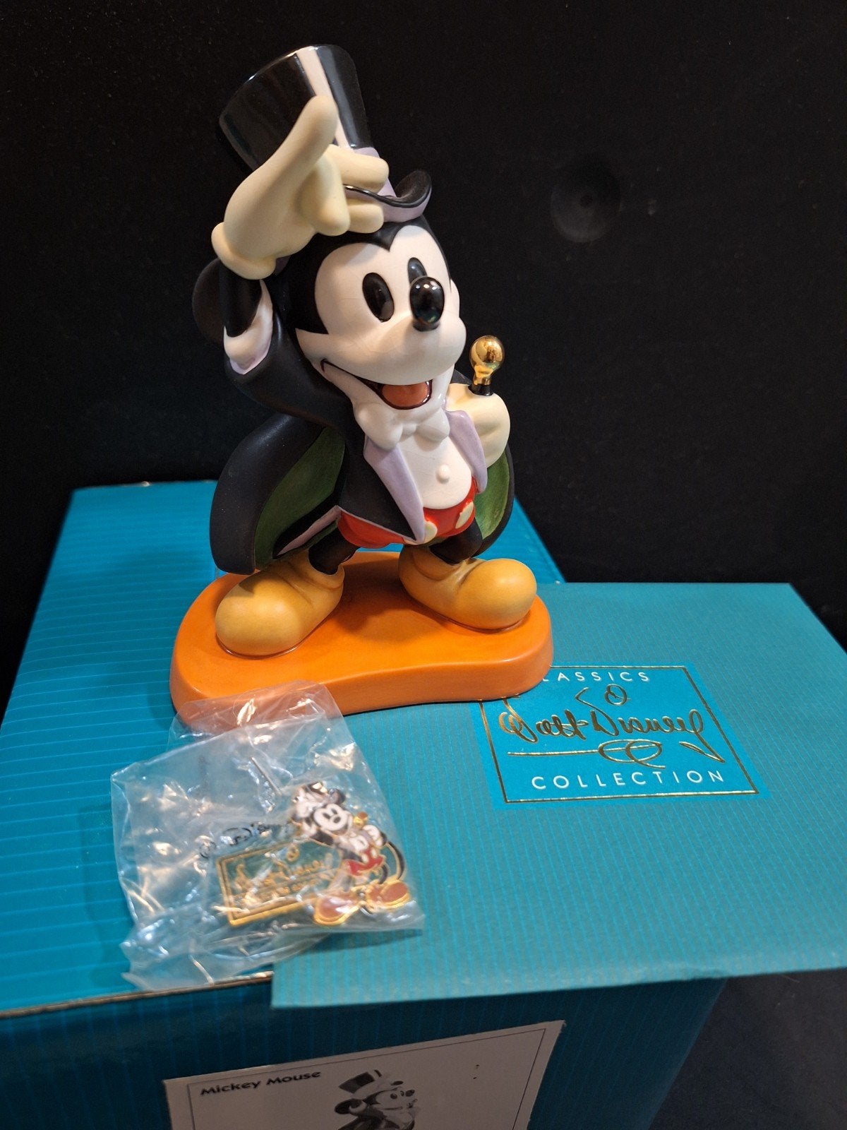 WDCC Disney Mickey Mouse met pin,  goochelaar magician, Ophalen, Mickey Mouse, Zo goed als nieuw, Beeldje of Figuurtje
