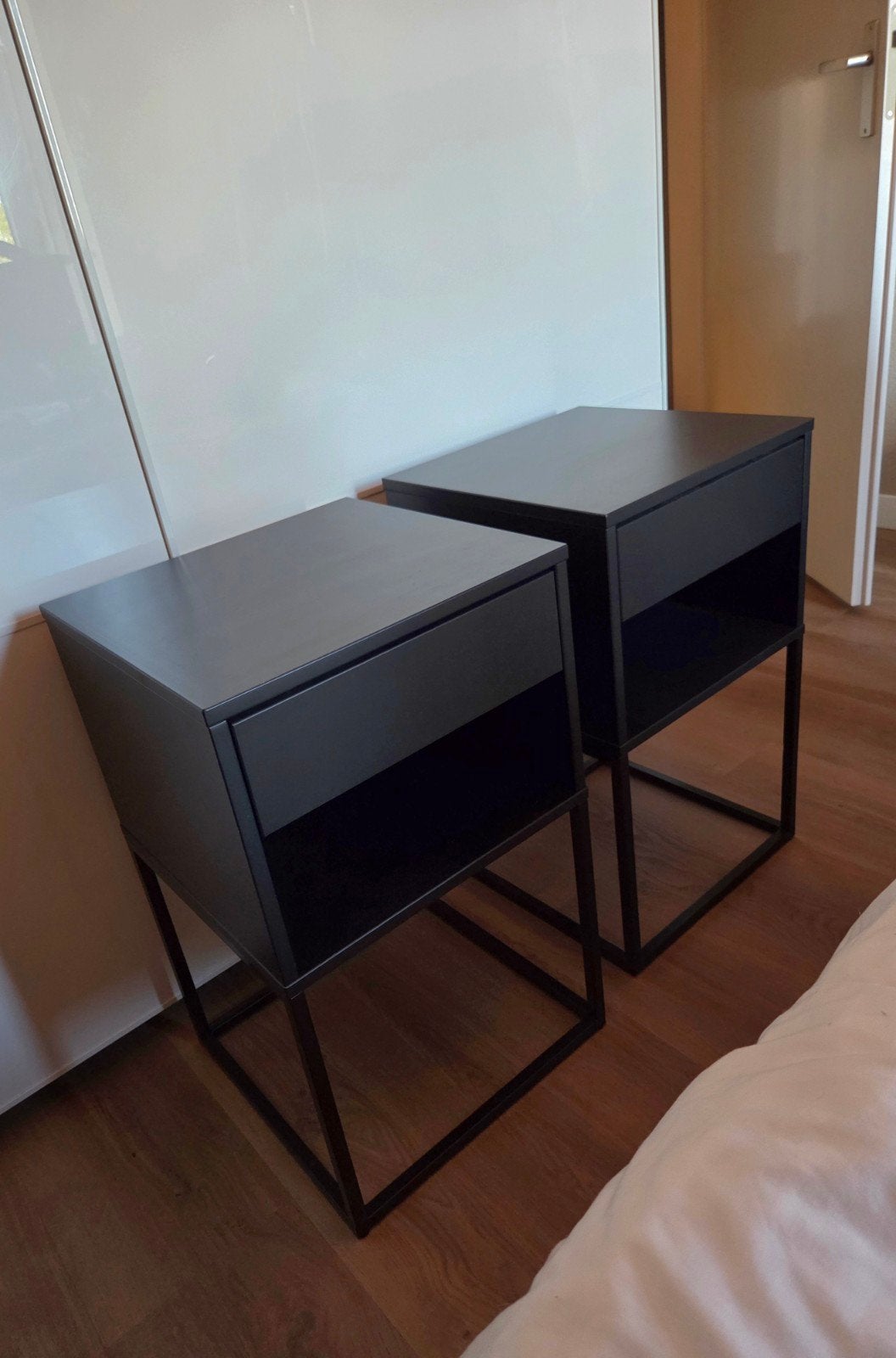 2x IKEA VIKHAMMER zwarte nachtkastjes