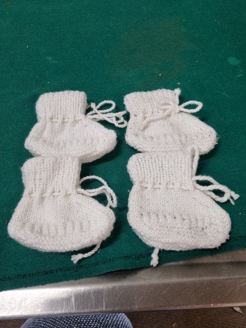 baby sokjes gebreid wit 2 stellen, Ophalen of Verzenden, 'T Olde Gre-j, Info@toldegrej.nl, Endepoelstraat 20f Didam