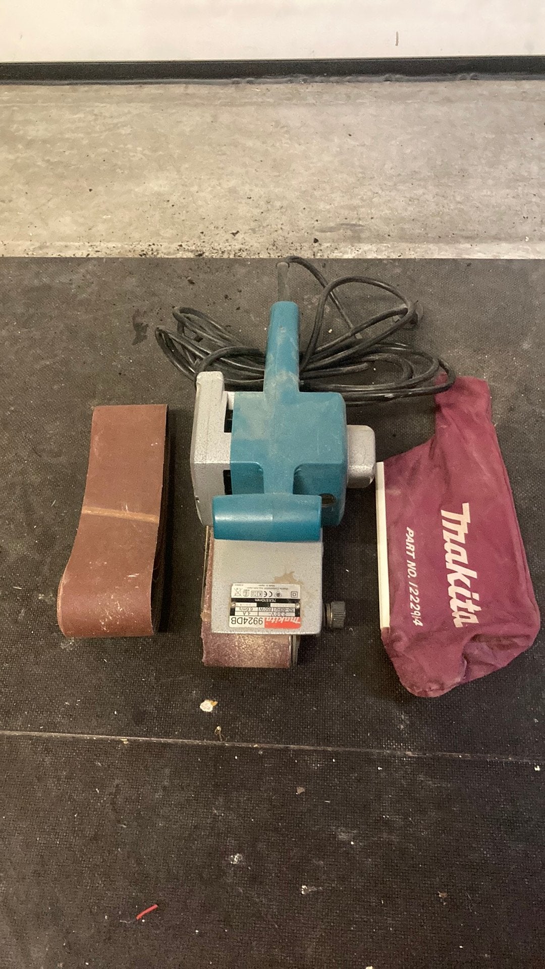 Bandschuurmachine Makita, Doe-het-zelf en Verbouw, Gereedschap | Schuurmachines, Ophalen, Gebruikt, 600 tot 1200 watt, Bandschuurmachine