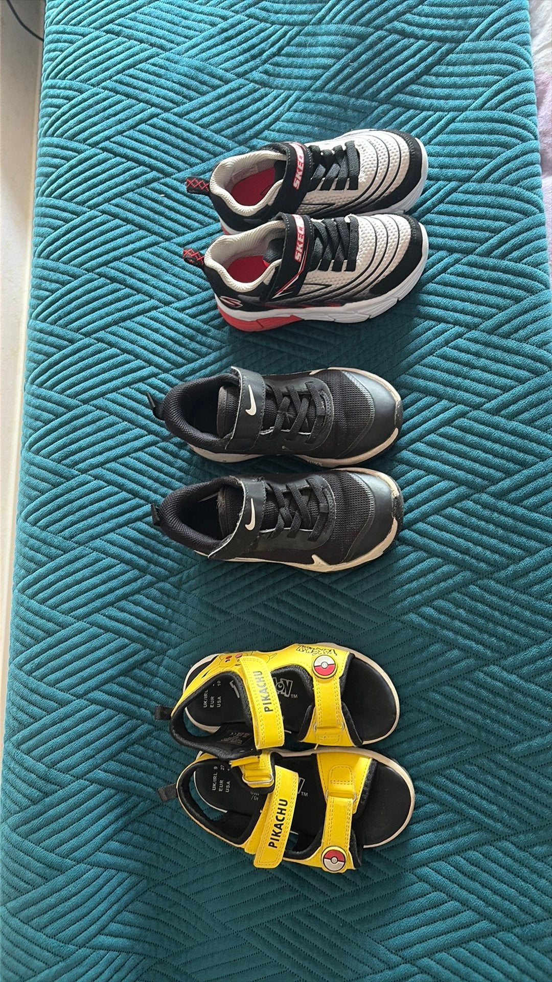 Sportschoenen nike sketchers en pokemon sandalen, Ophalen, Zo goed als nieuw, Jongen of Meisje, Schoenen