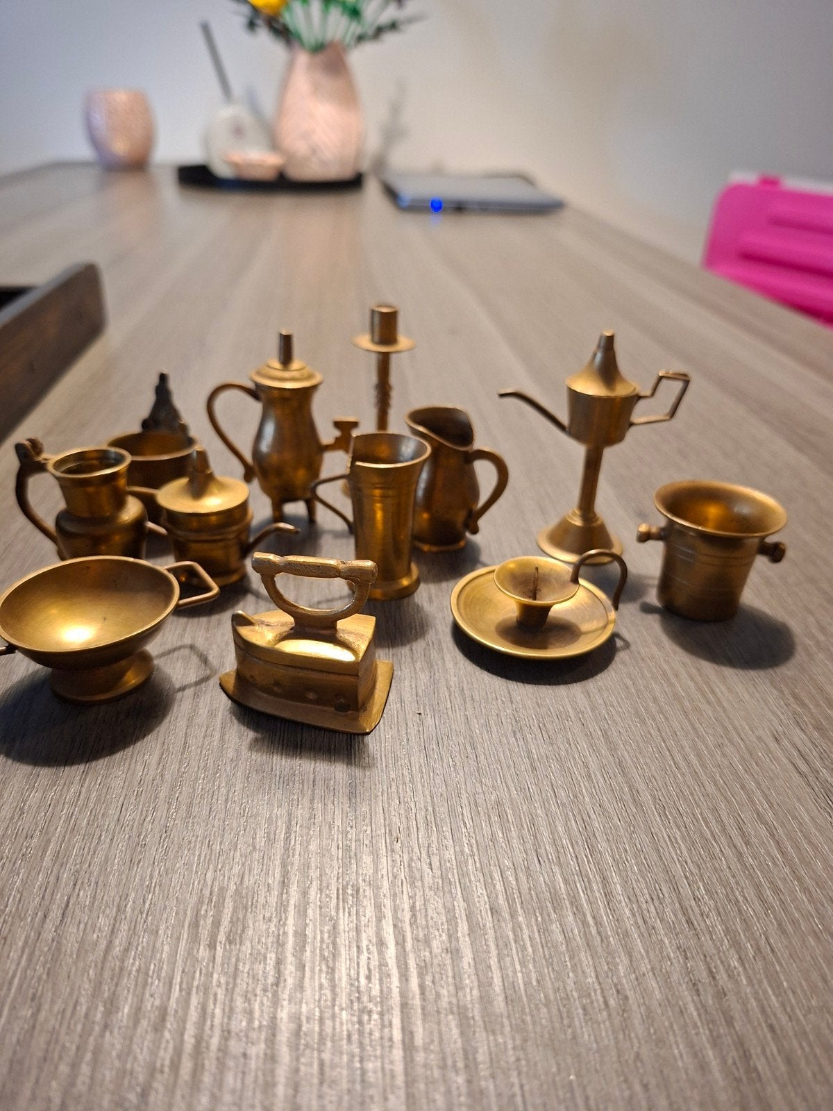 Miniatuur koperen decoratieset met houten rekje, Antiek en Kunst, Ophalen of Verzenden