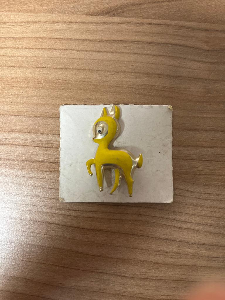 Vintage Bambi speldje, geel hertje op origineel karton, Ophalen of Verzenden, Zo goed als nieuw, Overige materialen, Overige merken