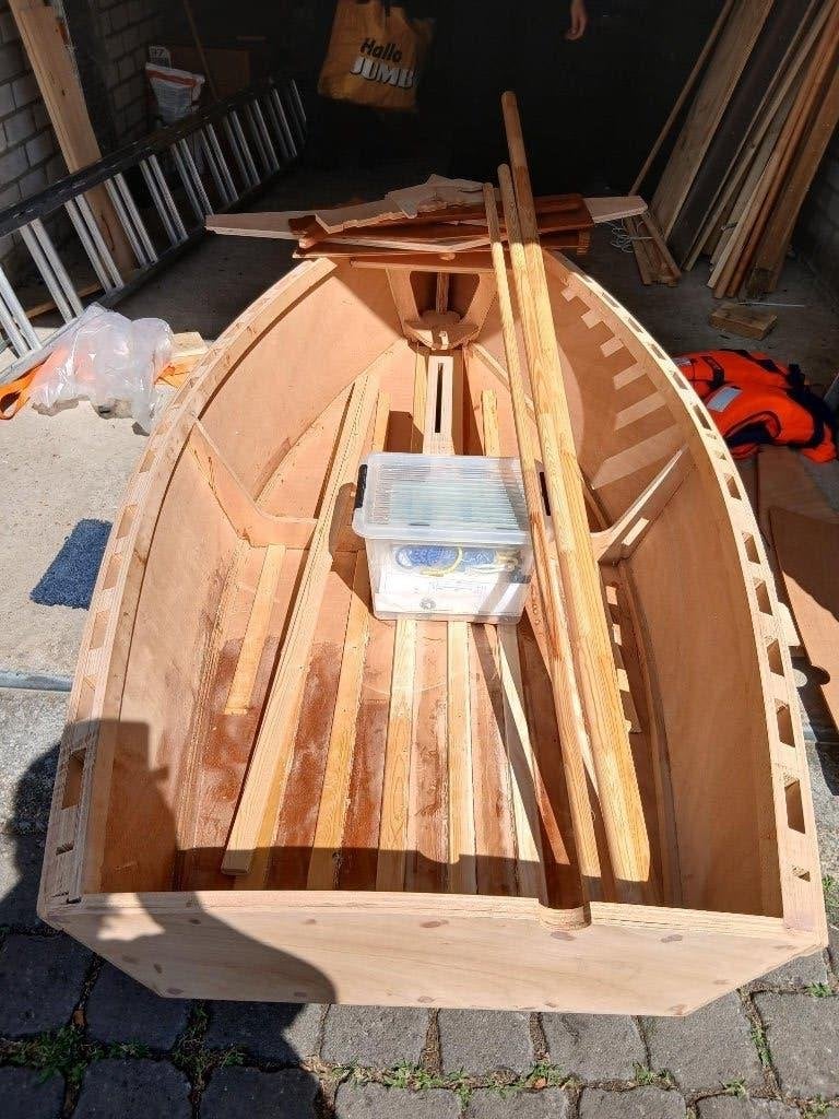 Houten zeilboot in aanbouw - DIY project, Ophalen, Inclusief zeilen, Nieuw, Optimist