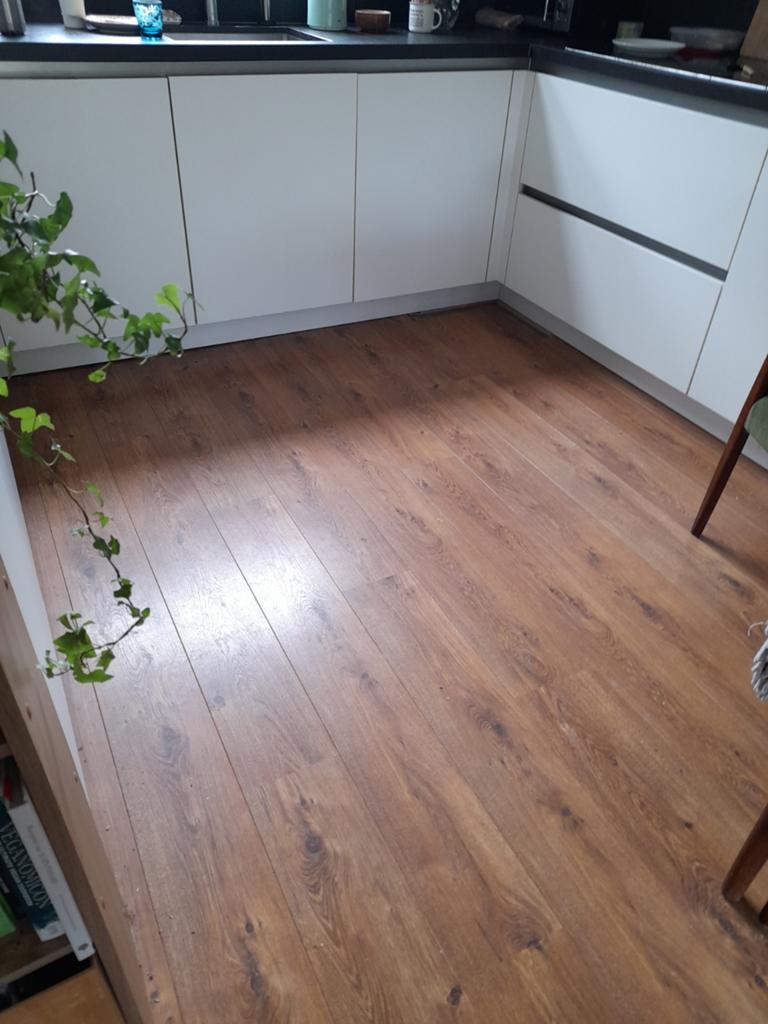 Mooie laminaatvloer met houtnerf - Gebruikt, Huis en Inrichting, Stoffering | Vloerbedekking, Ophalen, Gebruikt, Bruin, Houtlook, Klassiek, Modern