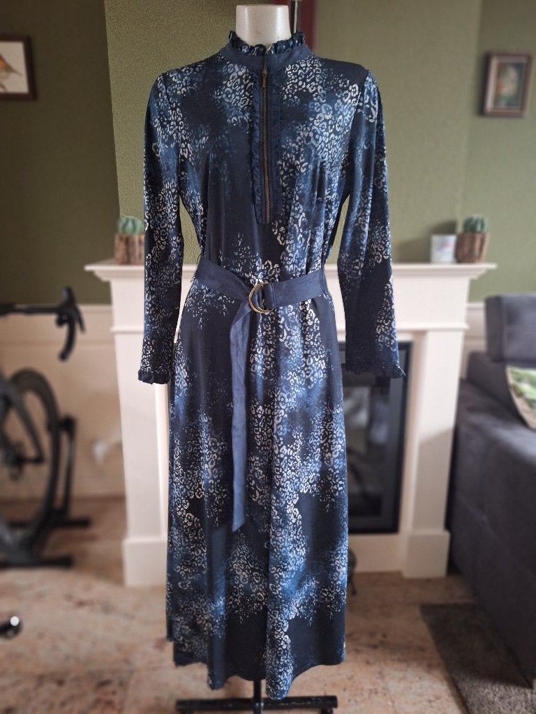 K-Design lange blauwe jurk L suèdine, K-design, Maat 42/44 (L), Zo goed als nieuw, Onder de knie