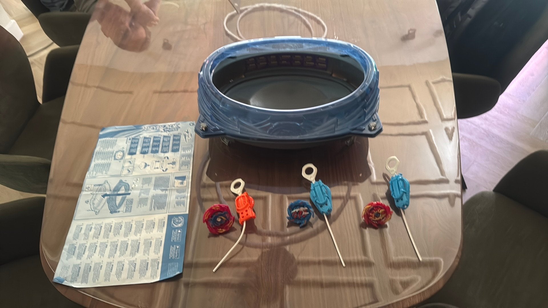Beyblade arena met beyblades plus 1 extra, Ophalen of Verzenden, Zo goed als nieuw