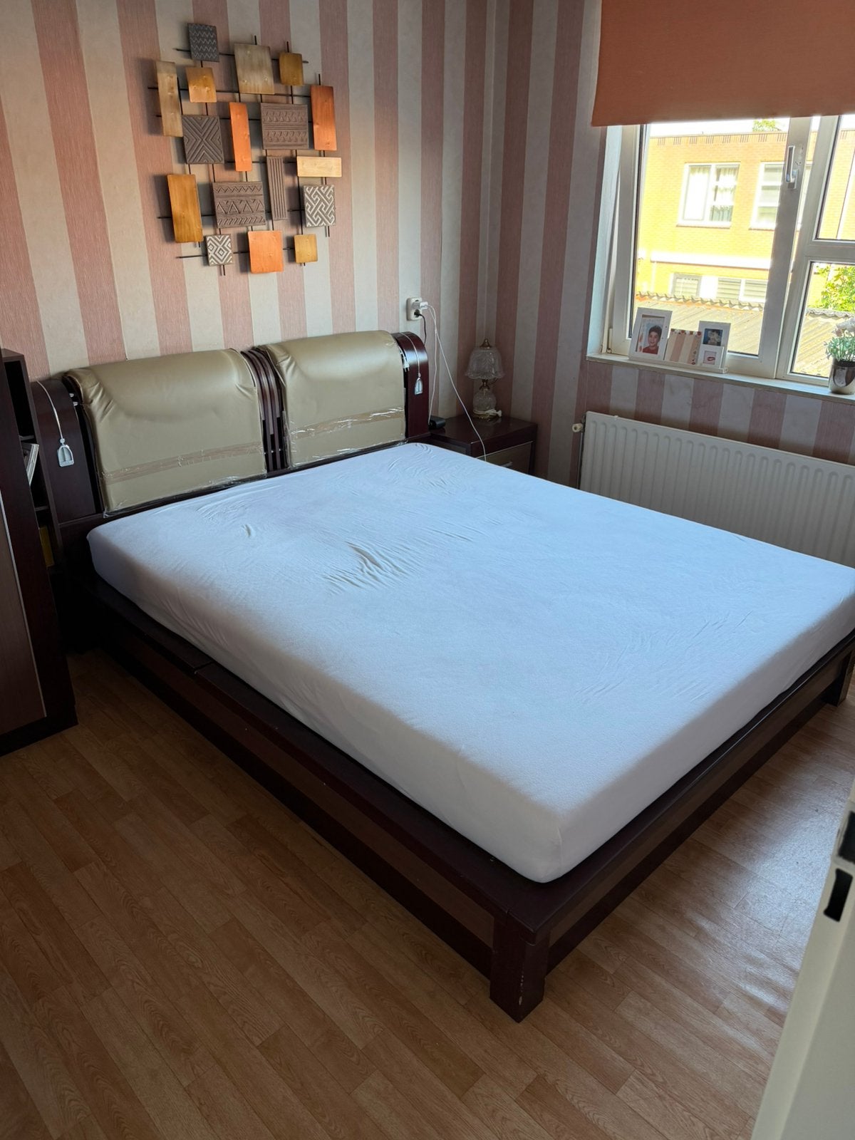 GRATIS bed + 2 nachtkastjes + Kledingkast + make up tafel, Huis en Inrichting, Slaapkamer | Complete slaapkamers, Ophalen, Zo goed als nieuw