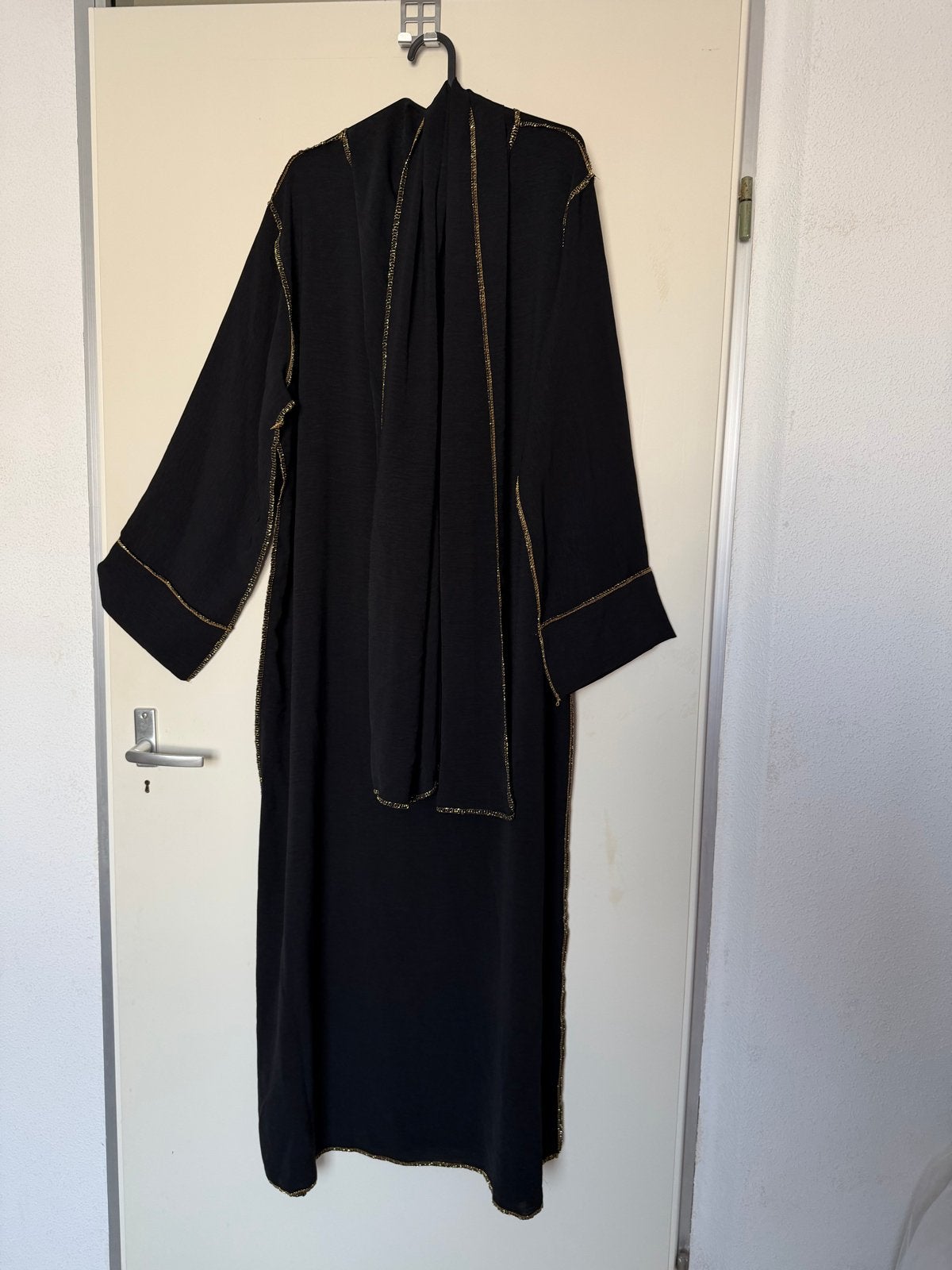 Zwarte Abaya Jurk met Gouden Details - Maat L/XL Nieuw, Kleding | Dames, Verzenden, Zwart, Maat 42/44 (L), Nieuw