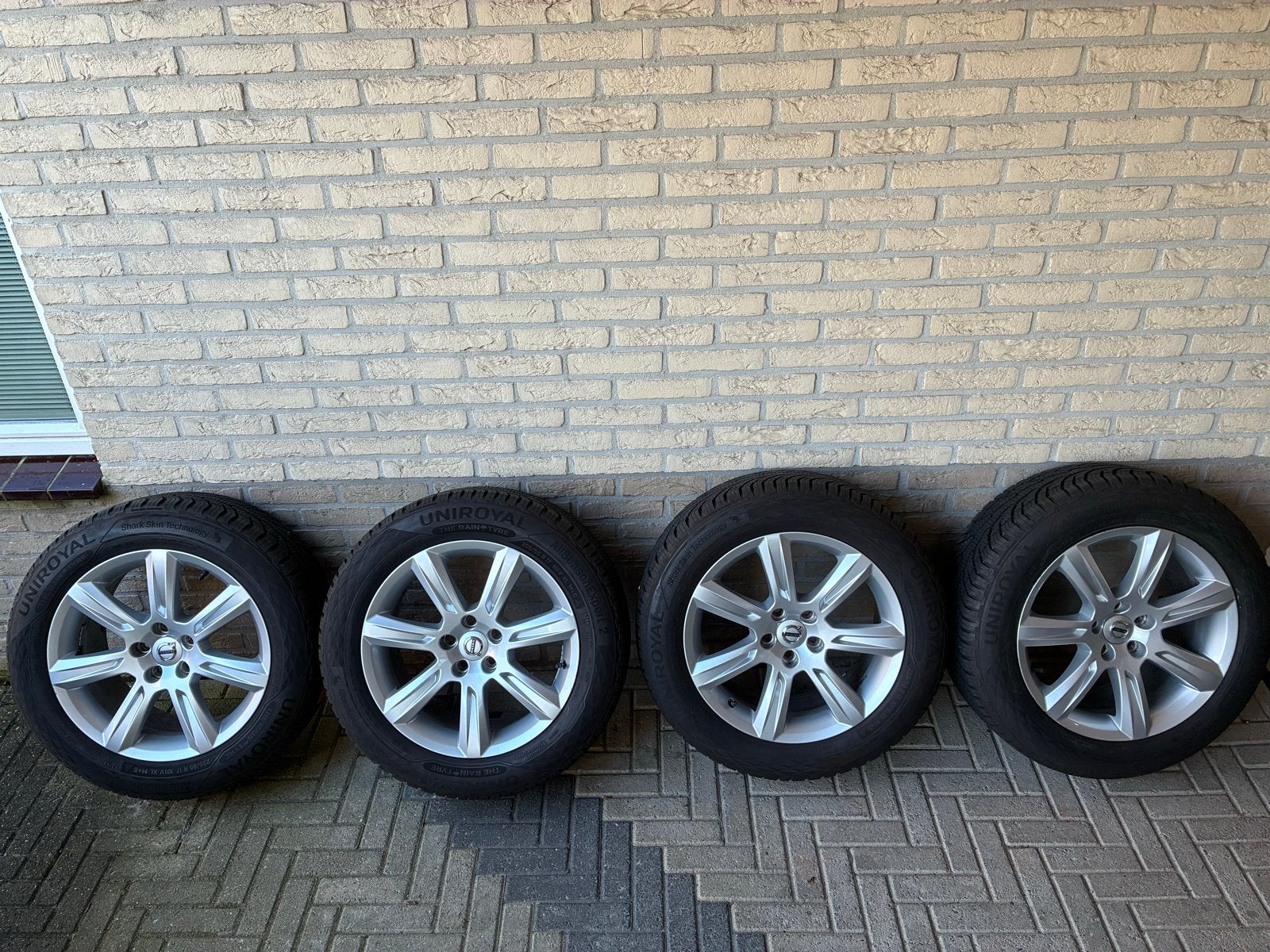 Uniroyal AllSeasonExpert 2 banden met Volvo velgen 225/55 R1, Ophalen, Gebruikt, Banden en Velgen, 17 inch