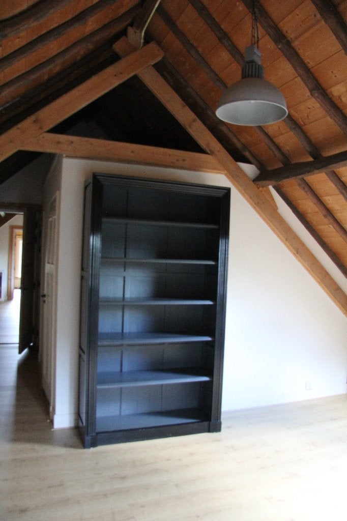 Eichholtz zwart/grijze trendy boekenkast ,5 schappen, Ophalen, Met plank(en), Gebruikt, 100 tot 150 cm