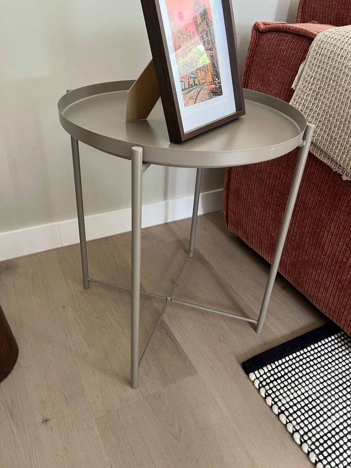 Ikea gladom bijzettafel - Grijs metaal, Huis en Inrichting, Minder dan 55 cm, Gebruikt, Metaal of Aluminium, Rond