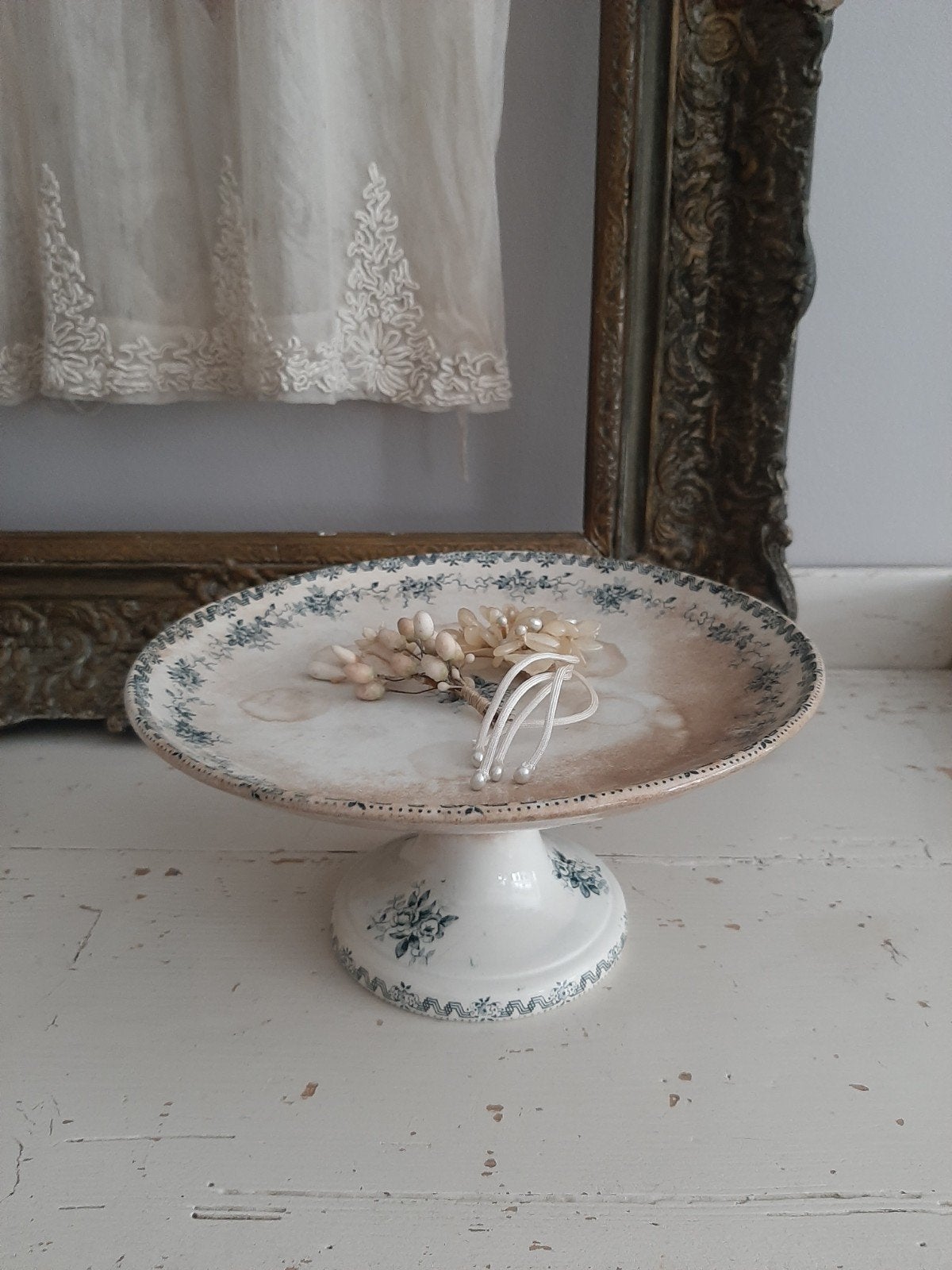 Beboterd bord op voet, Antiek en Kunst, Antiek | Servies los, Ophalen of Verzenden