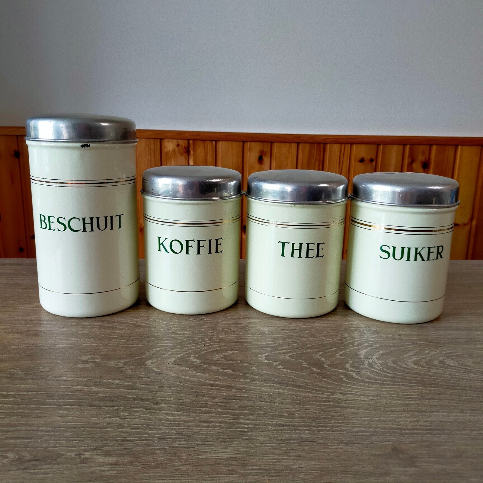 EMAILLE BEIGE BUSSENSET MET GOUDEN BIES., Antiek en Kunst, Antiek | Emaille, Ophalen of Verzenden