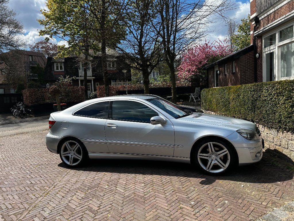 Mercedes-Benz CLC 1.8 Clc200 Kompressor AUT 2008 Grijs, Auto's, Mercedes-Benz, Achterwielaandrijving, 4 cilinders, 4 stoelen, 75 €/maand