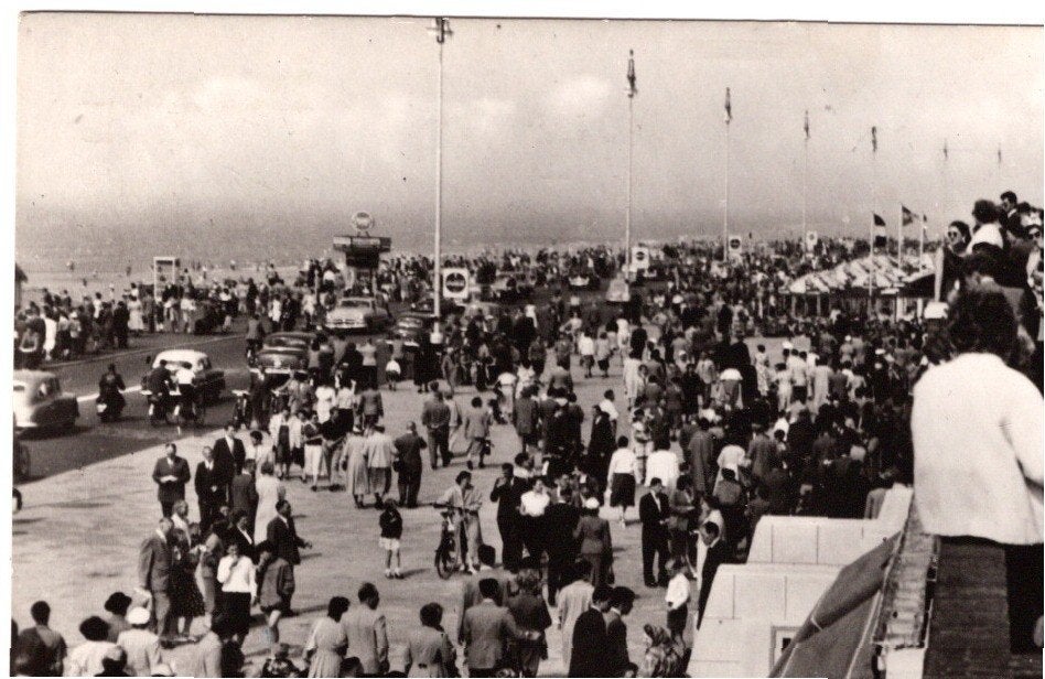 Oude Ansichtkaart Scheveningen Boulevard Noorderstrand 1957, Ophalen of Verzenden, 1940 tot 1960, Gelopen