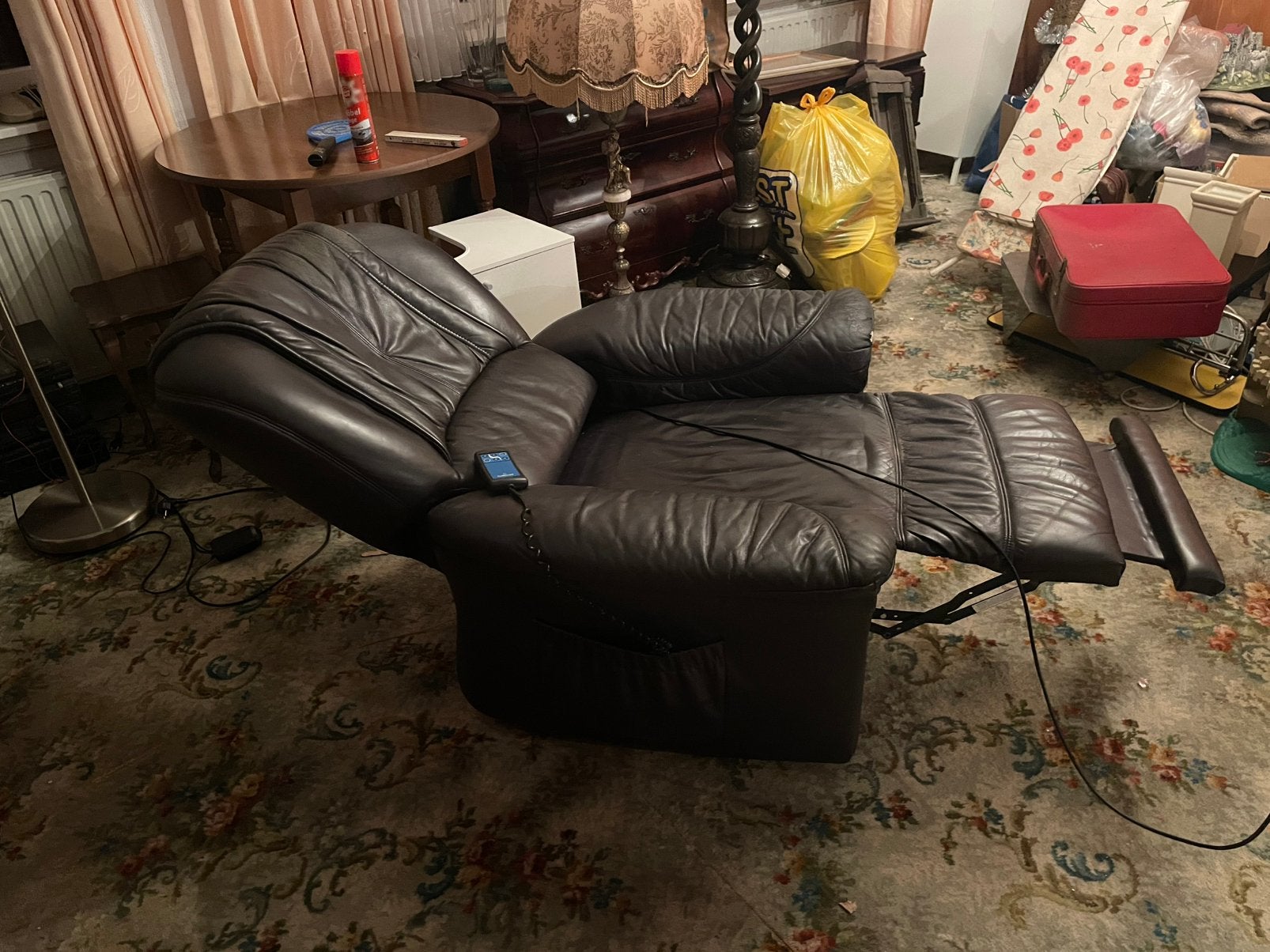 Gratis: 2 leren fauteuils (1 elektrisch verstelbaar), Ophalen, Gebruikt, 50 tot 75 cm, Leer