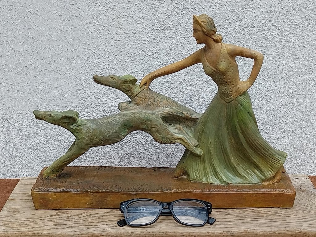 Art Deco beeld dame met windhonden Frans gips 40 cm, Art deco, Gips, Gepatineerd, Ophalen of Verzenden