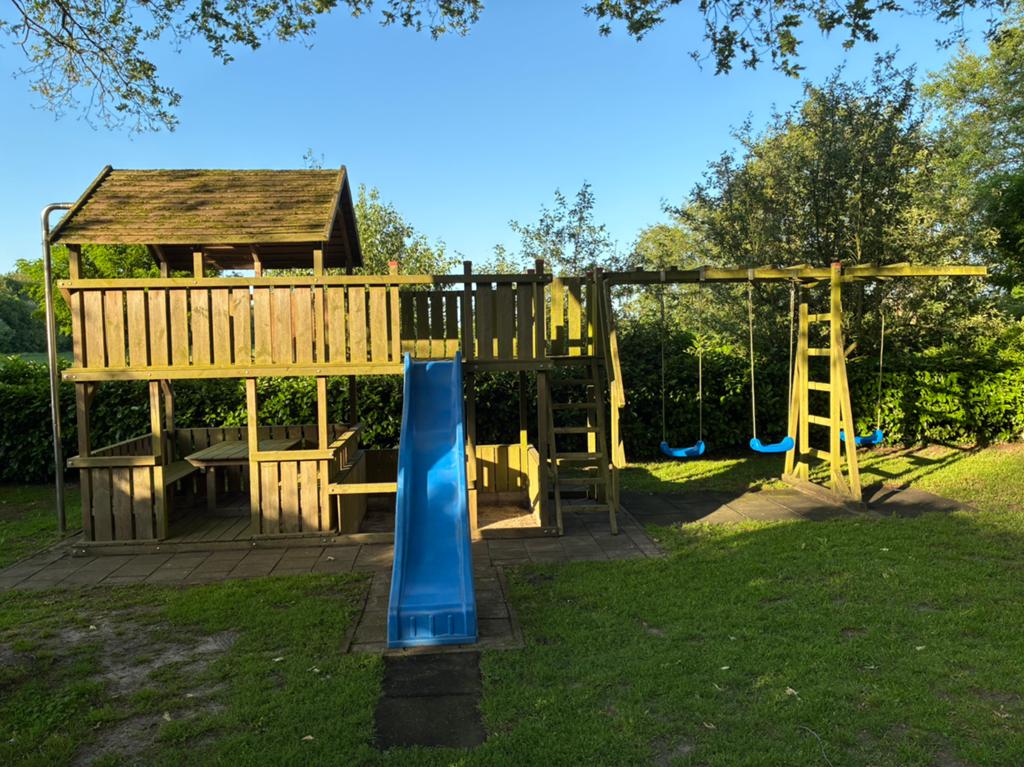 Groot speelhuis met glijbaan, zitje, zandbak en 3 schommels, Kinderen en Baby's, Speelgoed | Buiten | Speeltoestellen, Ophalen