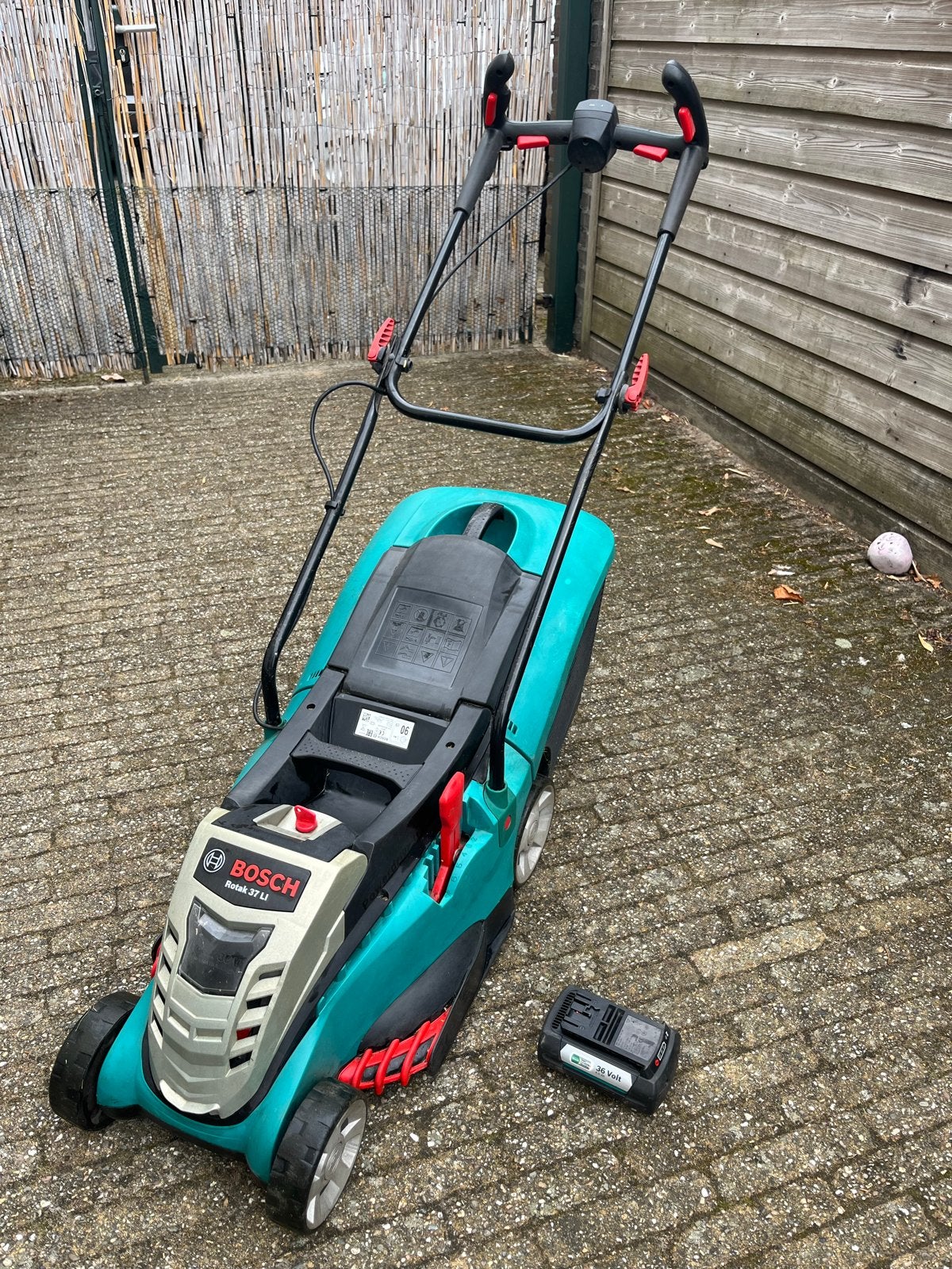 Bosch Rotak 37 Li Accu Grasmaaier met 36V 4Ah Accu en Lader, Ophalen, Cirkelmaaier, Gebruikt, Accu-grasmaaier