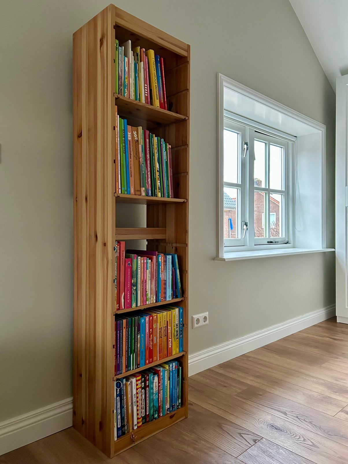 Boekenkast + 114 kinderboeken + bos bloemen + 5 dahlia plant, Huis en Inrichting, Kasten | Boekenkasten, Ophalen, Gebruikt, 25 tot 50 cm