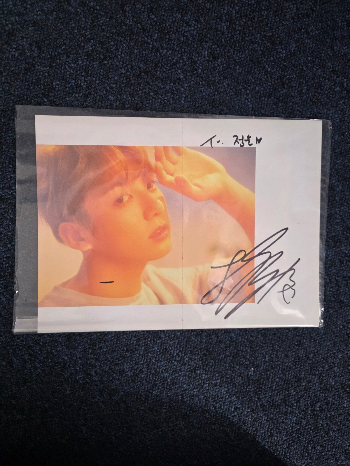 BTS signed page Jungkook, Ophalen of Verzenden, Zo goed als nieuw, Foto of Kaart, Gesigneerd