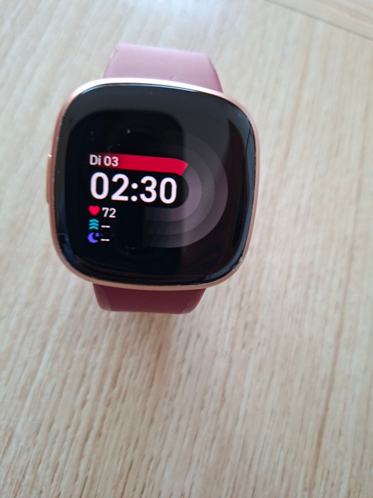 Fitbit Versa 4 - Zo goed als nieuw, inclusief oplader, Ophalen of Verzenden, Zo goed als nieuw, Fitbit, Roze
