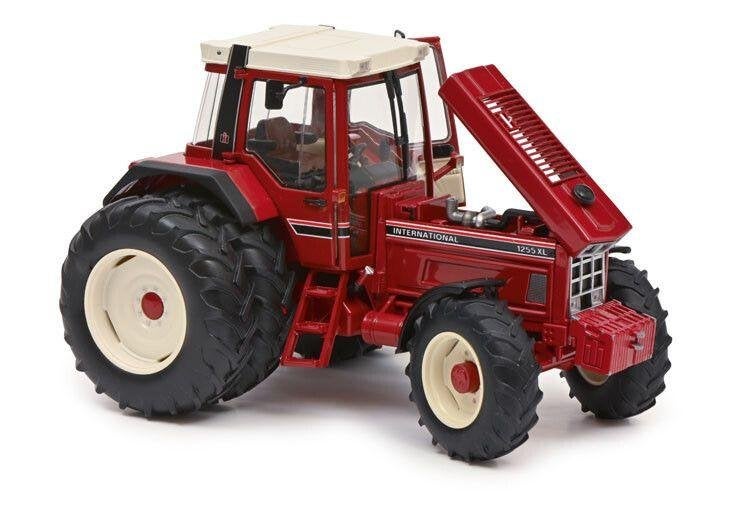 IH 1455 met dubbele montering achter. Schuco, Hobby en Vrije tijd, Modelauto's | 1:32, Ophalen of Verzenden, Nieuw, Tractor of Landbouw