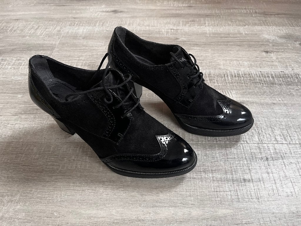 Tamaris Pump Zwart Chique Maat 39 Suede Lak, Ophalen of Verzenden, Zo goed als nieuw, Zwart