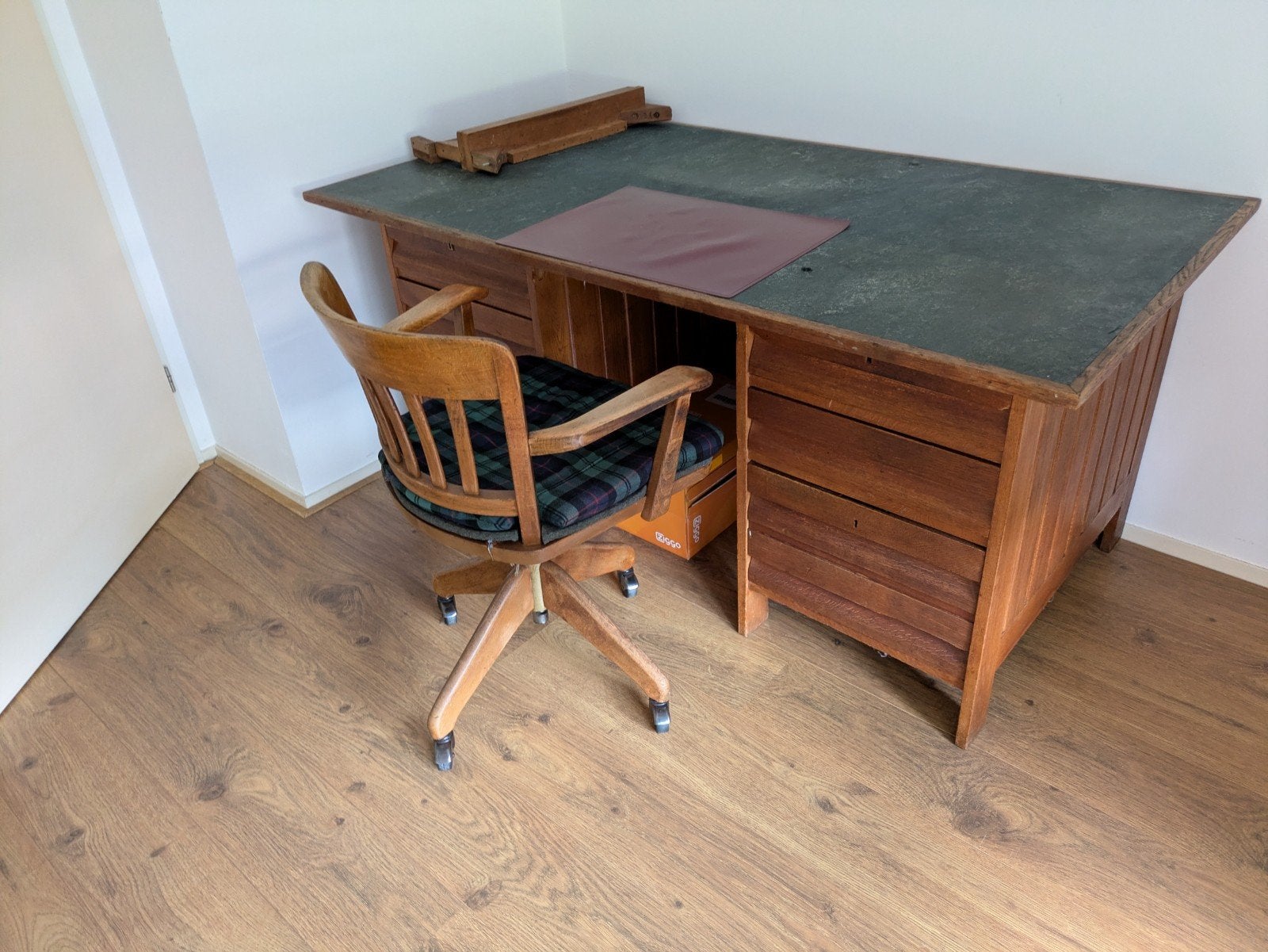 Houten bureau met bureaustoel, Huis en Inrichting, Bureaus, Ophalen, Gebruikt, Hout, Bruin