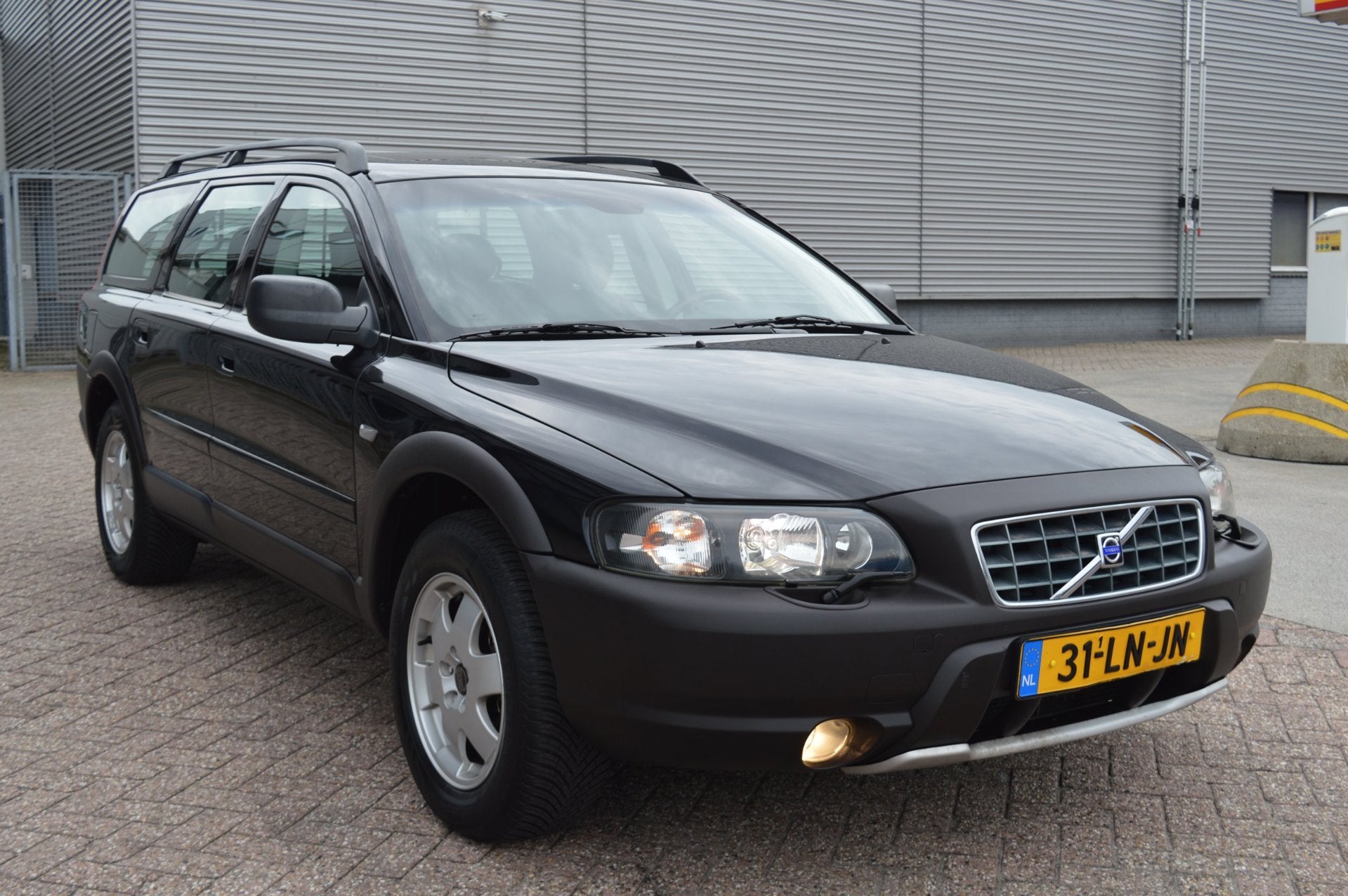 Volvo XC70 2.5 T Comfort Line bj03 leder cruise airco nette, Auto's, Zwart, XC70, Handgeschakeld, Vierwielaandrijving