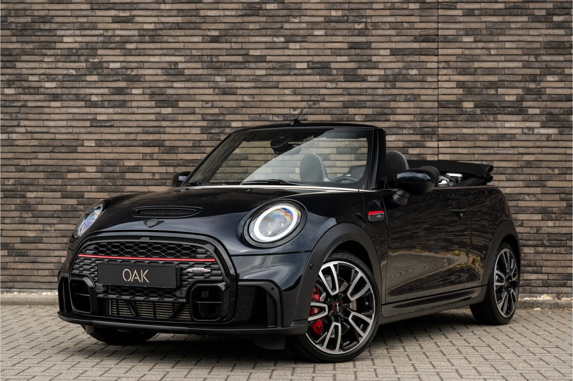 Foto 2 van MINI Cabrio 2.0 John Cooper Works F1 Aut. | Navi | Schaalsto