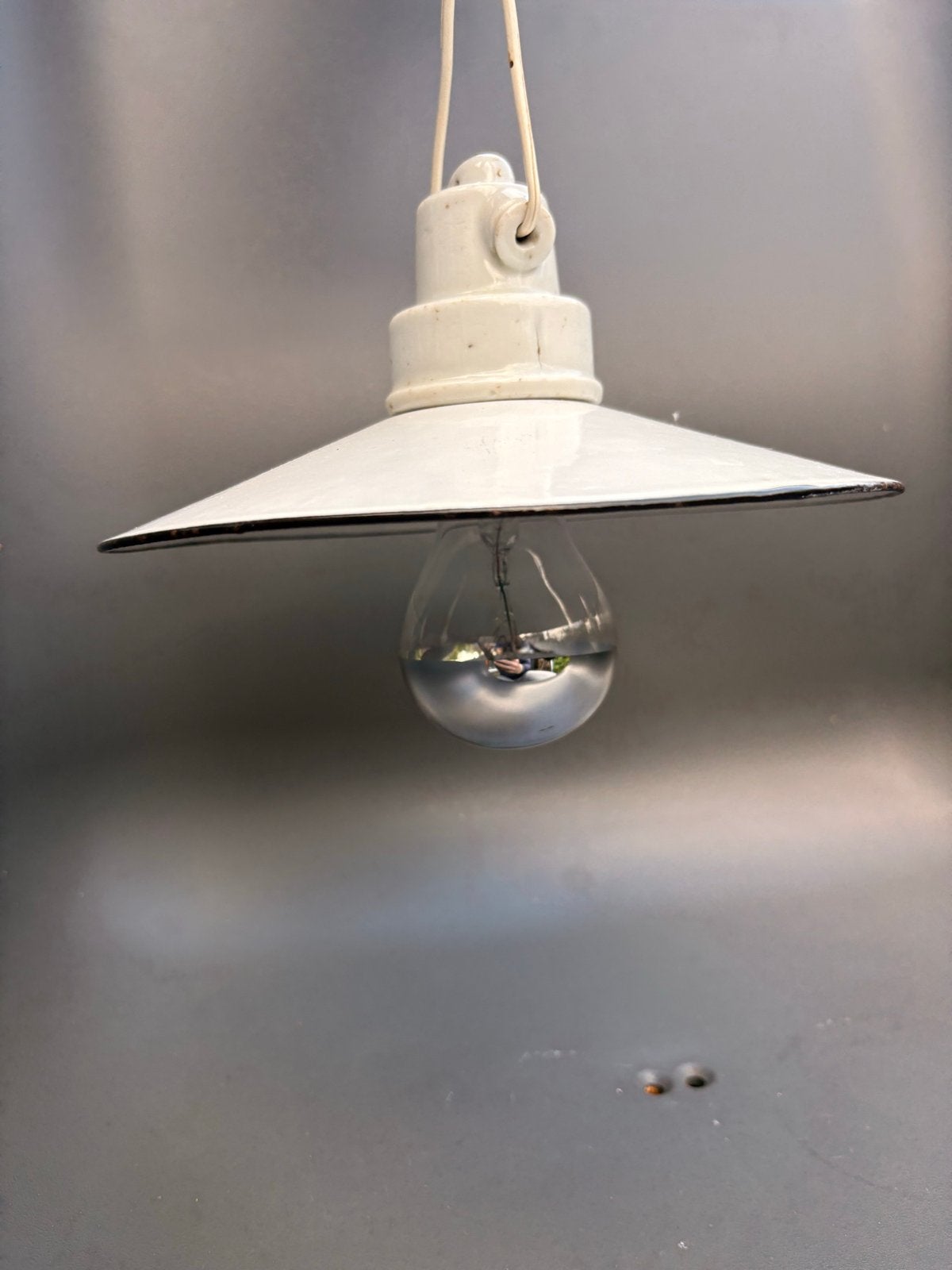 Antieke emaille lamp met porseleinen fitting en lang snoer, Ophalen of Verzenden