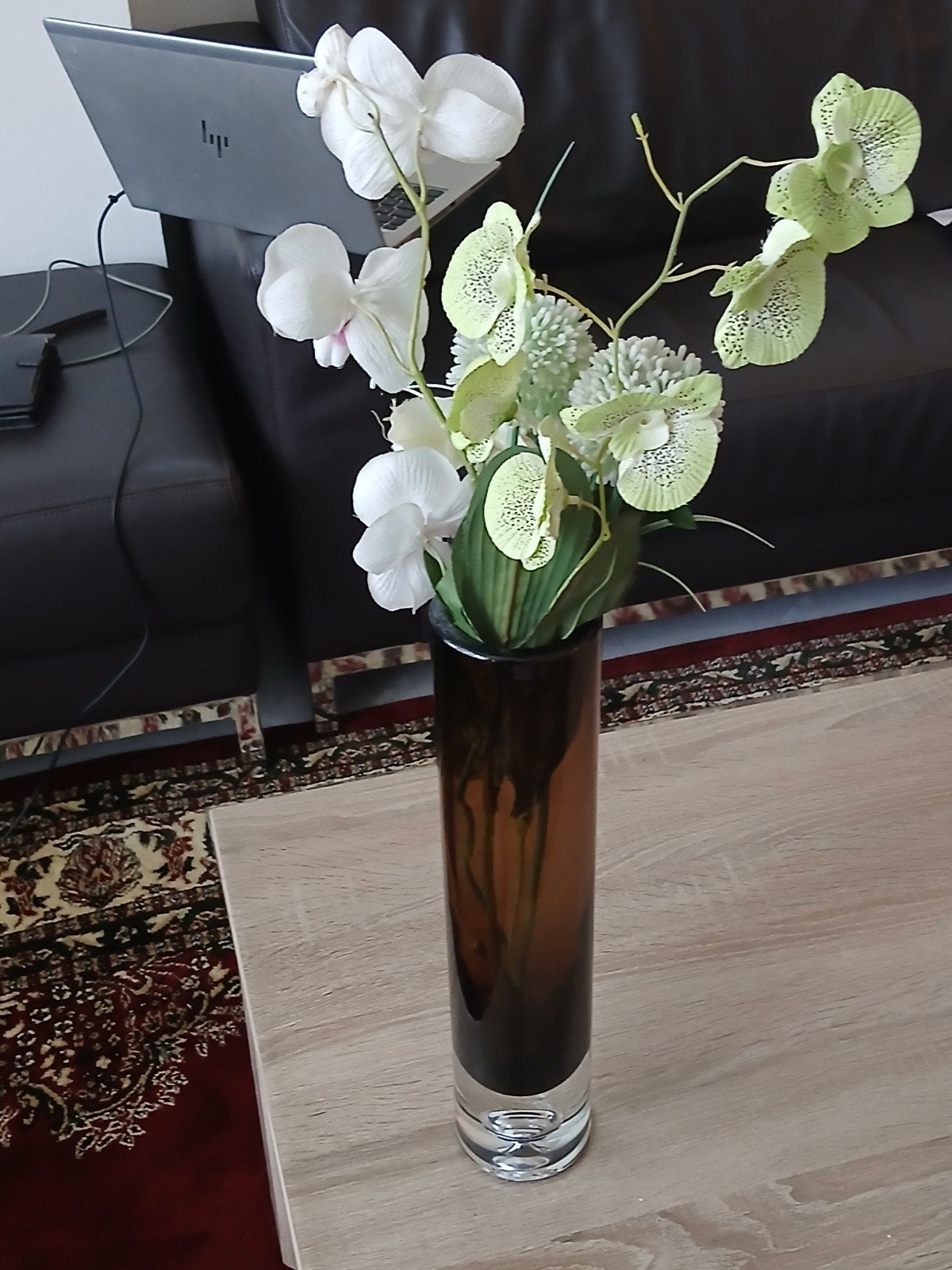 Glazen vaas met kunstbloemen - Orchideeën, Gebruikt, Bruin, Inclusief decoratie, Ophalen of Verzenden
