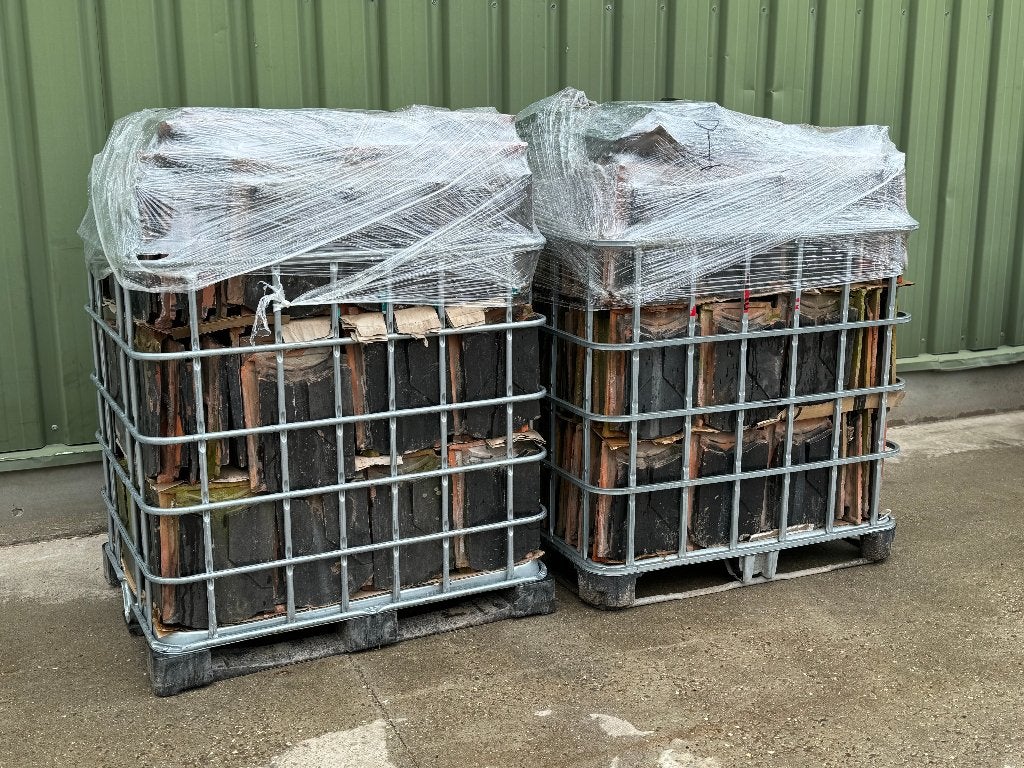 250 stuks Lucas IJsbrandsz Makkum dakpannen zwart glazuur., Ophalen, Overige materialen, Gebruikt, Lucas Ysbrandsz