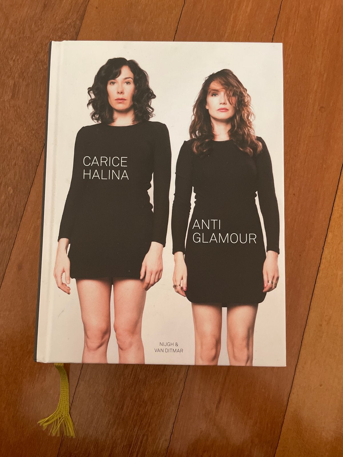 Carice Halina Anti Glamour - Nugh & Van Ditmar, Ophalen of Verzenden, Zo goed als nieuw, Nederland