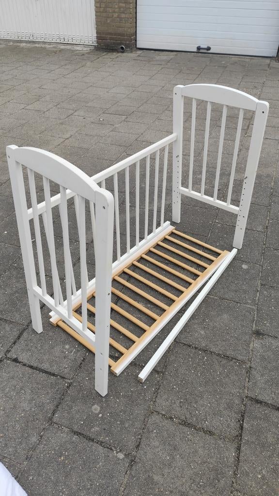 Wit aanschuif ledikantje met matras, Ophalen, Zo goed als nieuw, Ledikant