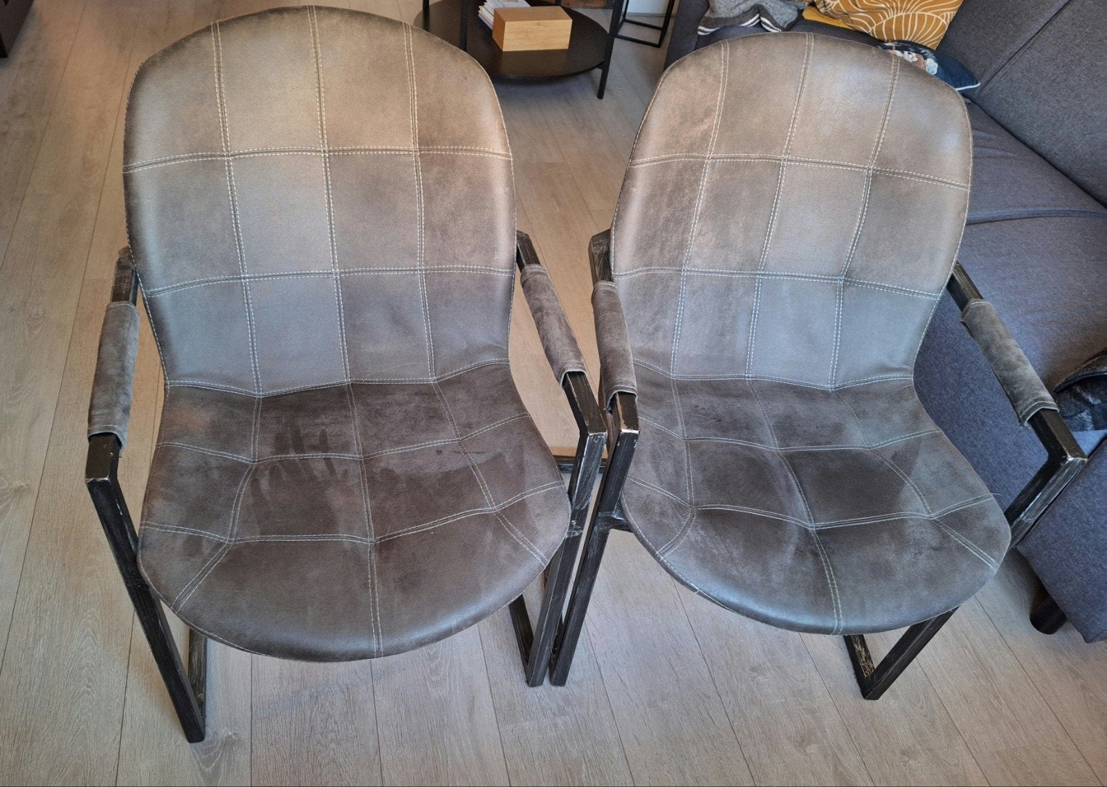 2 mooie, ruime, warmgrijze eetkamerstoelen, Ophalen, Gebruikt, Twee, Stof